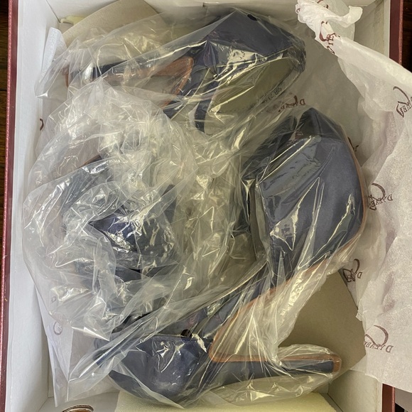 David’s Bridal Platform Peep Toe Heels, 5.5, New - Picture 4 of 16